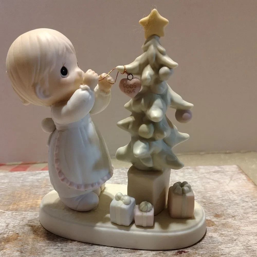 Precious Moments White Porcelain Figurine Girl Christmas Tree Star. C1